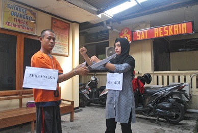 Pelaku ketika memeragakan proses pembacokan.