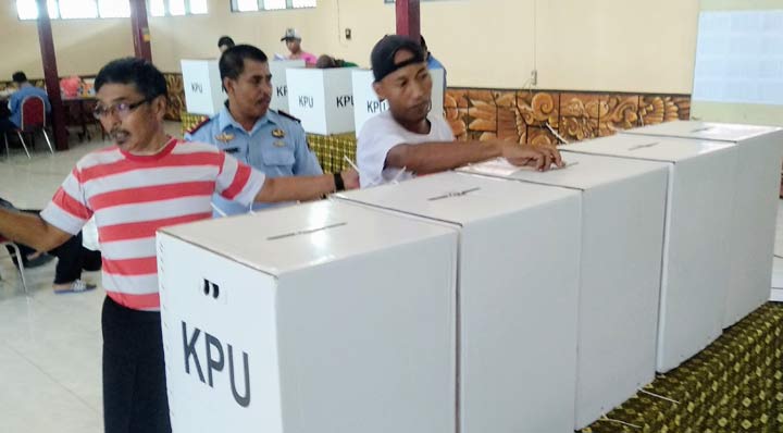Kalapas Klas IIA Pamekasan M. Hanafi ikut mengawasi pencoblosan surat suara pemilu 2019 bagi warga binaannya.