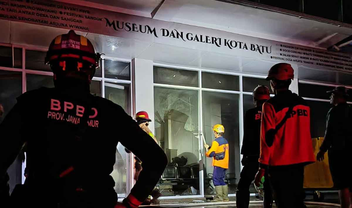 Petugas gabungan saat memadamkan api yang membakar gudang milik Museum dan Galeri Kota Batu.