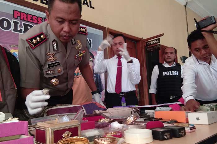Kapolres Tuban, AKBP Fadly Samad menunjukkan hasil jarahan pelaku berupa perhiasan. foto: SUWANDI/ BANGSAONLINE