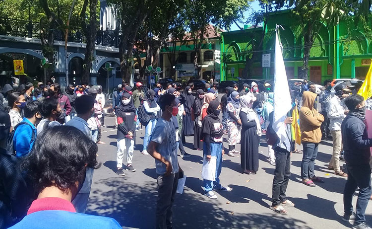 Massa Solidaritas Peduli Pendidikan saat menggelar demo di Gedung DPRD Gresik. (foto: ist).
