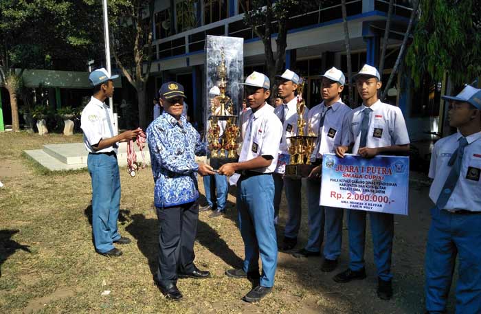 Serangkaian prestasi yang diraih SMKN 1 Kediri, Juara 1 Wali Kota Cup. foto: ARIF K/BANGSAONLINE