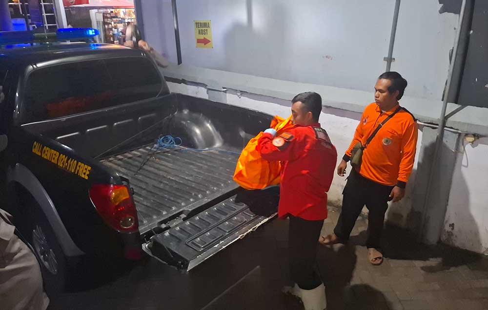 Potongan kepala manusia saat dievakuasi di RSUD Jombang. Foto: AAN AMRULLOH/ BANGSAONLINE