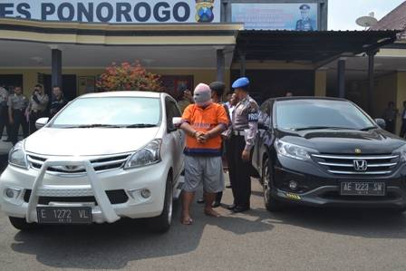 Tersangka penggelapan yang mengaku bos pabrik jamu diamankan bersama barang bukti kejahatan, di Mapolres Ponorogo, Jumat (29/4). 