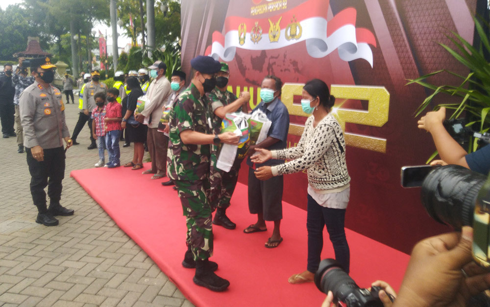 Kapolda Jatim Irjen Nico Afinta saat memimpin giat baksos 30 tahun Pengabdian Persada AKABRI 92, di Tugu Pahlawan.