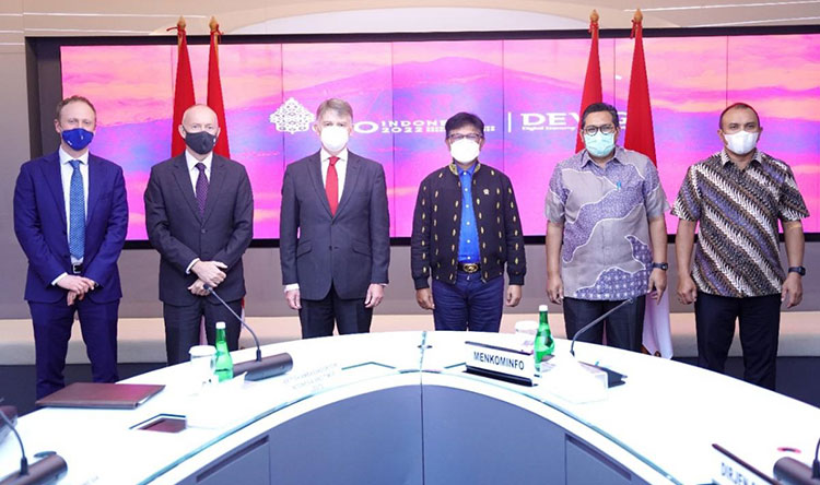 Menkominfo, Johnny G Plate, saat menerima kunjungan Duta Besar Inggris untuk Indonesia, ASEAN, dan Timor Leste, H.E. Owen Jenkins.