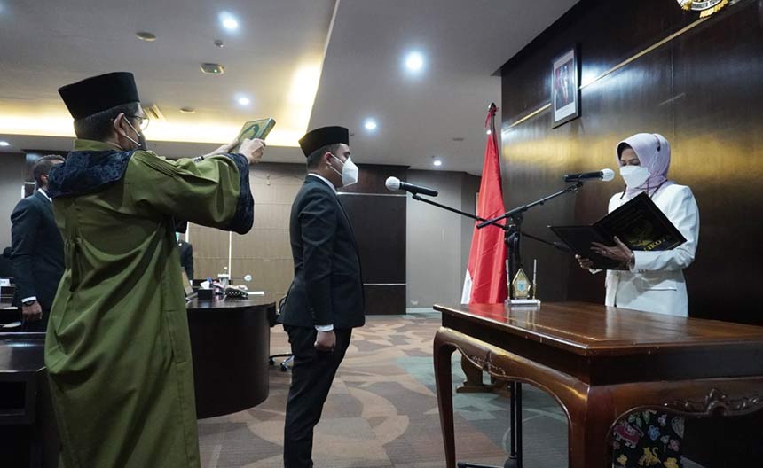 Wali Kota Batu Hj. Dewanti Rumpoko mengambil sumpah jabatan Direktur PT. Batu Wisata Resource (BWR) di ruang rapat utama Balai Kota Among Tani, Rabu (19/5).