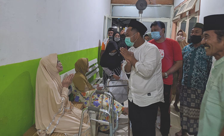 Gus Yani dan Ketua DPC PDIP Gresik Mujid Riduan ketika mengunjungi Panti Jompo Lestari. (foto: ist)