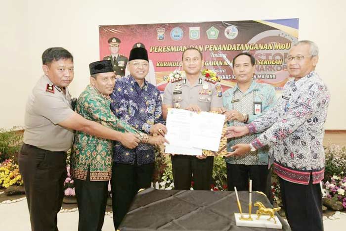 Foto bersama usai penandatanganan MoU antara Pemkab Malang dengan Polres Malang.