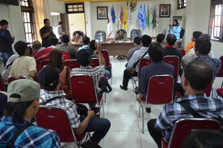 ?

Forum PPK se-Surabaya saat berada di Kantor KPU. Foto:diday rosady/BANGSAONLINE