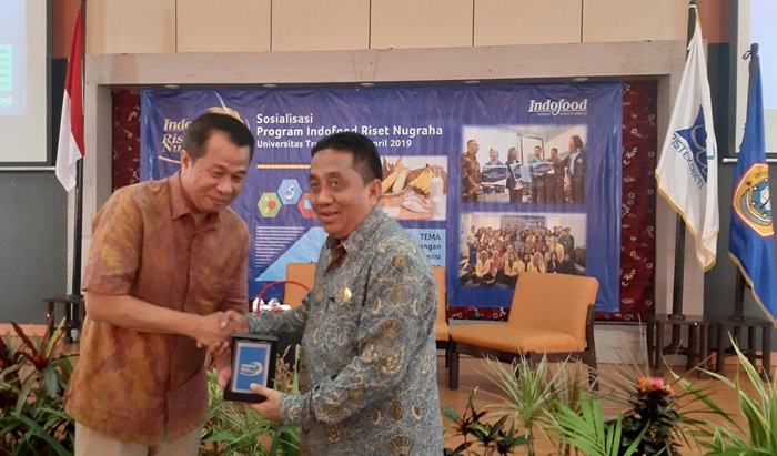 Rektor Universitas Trunojoyo Madura Dr. Drs. Syarif, MSc memberikan cinderamata kepada Brand Manager Indofood Dodod Darmasasi.