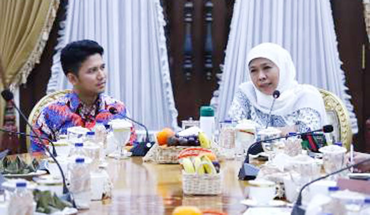 Gubernur Khofifah dan Wagub Emil saat memimpin Rapat Terbatas dengan Pimpinan Organisasi Perangkat Daerah (OPD) di lingkungan Pemprov Jatim di Gedung Negara Grahadi Surabaya, Kamis (6/2), foto: istimewa