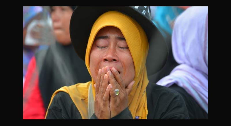 NELANGSA: Seorang guru honorer menangis histeris. Bersama ribuan guru lainya mereka mendesak diangkat menjadi PNS.