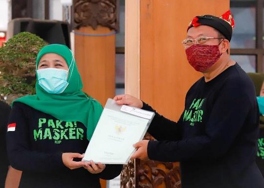 Gubernur Jawa Timur Khofifah Indar Parawansa bersama Bupati Situbondo Dadang Wigiarto dalam acara gowes bersarung di Situbondo, Minggu (25/10/2020).