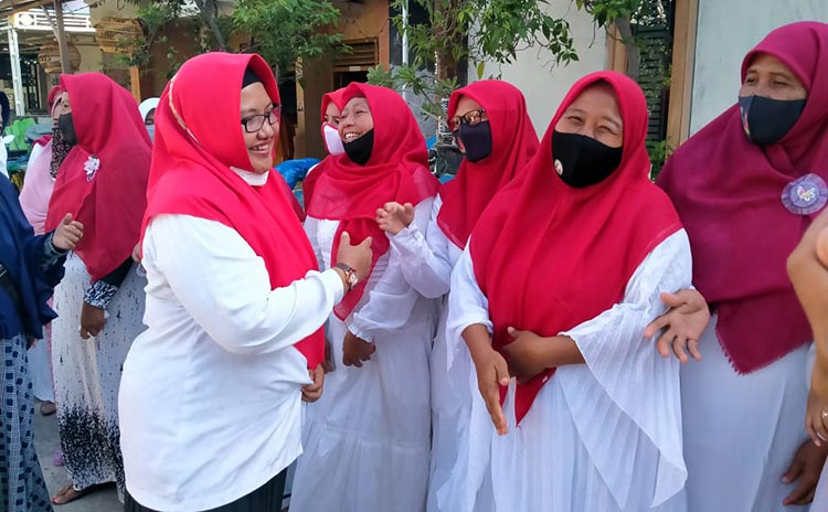 Bu Min saat menyapa para pendukungnya. foto: ist.