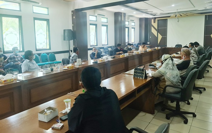 Belasan pegiat LSM di Kabupaten Pasuruan ramai-ramai mendatangani Gedung DPRD Raci pada Senin (2/8).