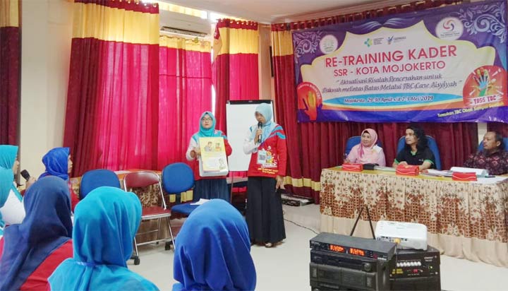 PENGKADERAN: Aksi sejumlah elemen masyarakat di Kota Mojokerto turut menangkal penyebaran TBC yang merebak di daerah ini. foto: YUDI EP/ BANGSAONLINE