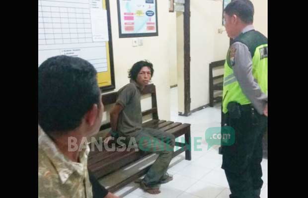 Lelaki tanpa identitas yang belakangan diketahui mengidap gangguan jiwa saat diamankan di Polsek Wonotirto. foto: AKINA/ BANGSAONLINE