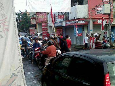 ?Warag Dolly mengarahkan pemakai jalan untuk balik arah, atau memasuki gang yang tak diblokir. foto:rusmiyanto/bangsaonline