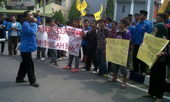 PERINGATI MAY DAY – Mahasiswa PMII kala memperingati May Day diBundaran Adipura, Sumbang Bojonegoro, Kamis (1/5/2014). foto : eky nur hady/BangsaOnline

