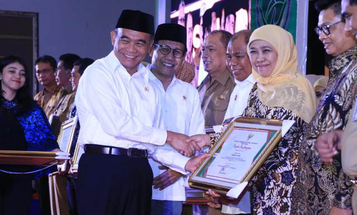 Gubernur Jawa Timur Khofifah Indar Parawansa saat menerima penghargaan dari Menteri Koordinator Bidang Pembangunan Manusia dan Kebudayaan, Muhadjir Effendy didampingi Menteri Desa dan PDTT, Abdul Halim Iskandar di Merlyn Park Hotel, Jakarta, Senin (25/11). foto: istimewa/ bangsaonline.com