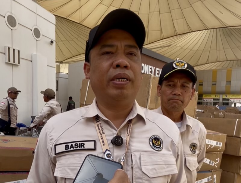 Kadaker Bandara Abdul Basir (kiri), didampingi Kasektor 1 Daker Bandara Miftahul Huda, saat memberikan keterangan pada MCH. Foto: MCH 2026.
