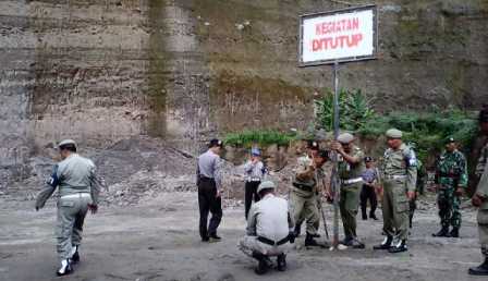 Anggota Satpol PP Pemkab Magetan menutup paksa tambang galian C dengan mendirikan plakat penutupan kegiatan penambangan di lokasi tambang. (Nanang Ari/BANGSAONLINE)