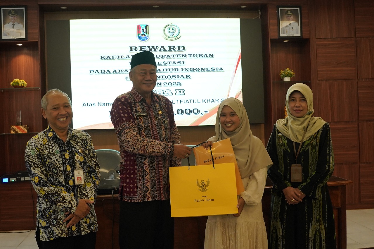 Wabup Joko Sarwono didampingi Sekda Tuban, Budi Wiyana dan Kepala Kemenag Tuban, Hj Umi Kulsum saat menyerahkan penghargaan dan uang apresiasi kepada Karisma