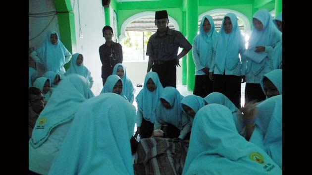 Praktik ujian merawat jenazah yang dilakukan di SMK NU Lamongan. foto: nurqomar/ BANGSAONLINE