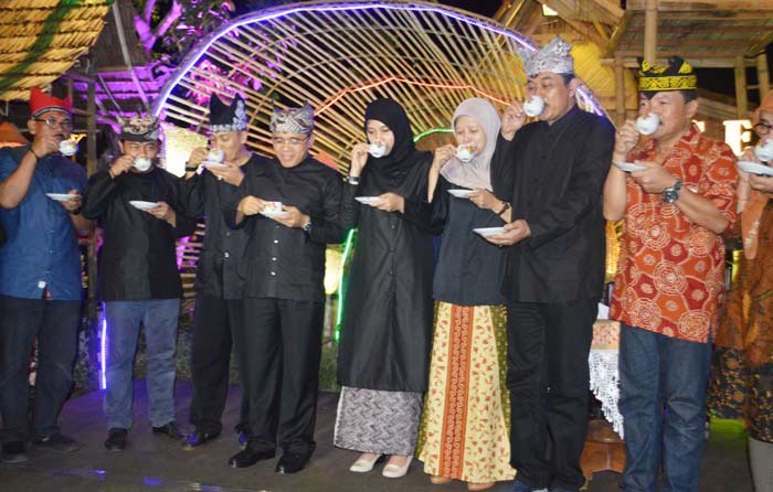 Bupati bersama istri dan jajaran Forpimda hadir di acara Festival Ngopi Sepuluh Ewu di Desa Kemiren.
