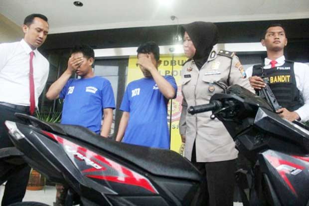 Pelaku saat dirilis di Mapolrestabes Surabaya.