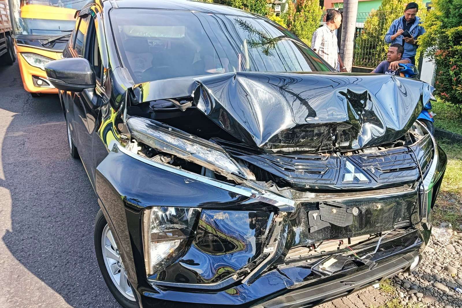  Kondisi salah satu kendaraan setelah mengalami kecelakaan beruntun di jalur Denpasar-Gilimanuk KM 74-75