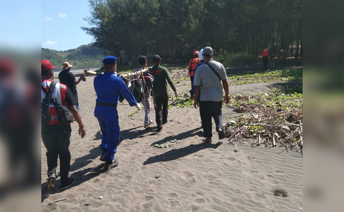 Jenazah korban saat dievakuasi menuju rumah duka.