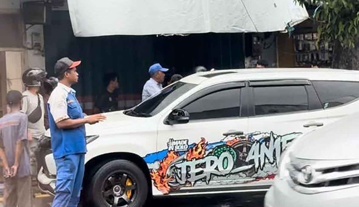 Pajero yang menambrak salah satu toko di Jalan Sultan Agung Jompo, Kelurahan Kepatihan, Kecmatan Kaliwates, Jember.