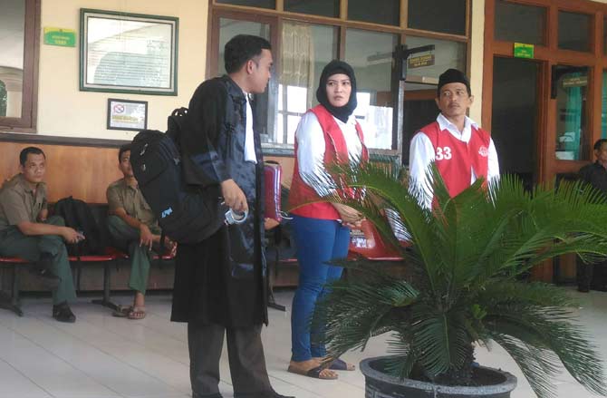 Revin dan Hendri Hidayat usai menjalani persidangan. foto: NANANG I/ BANGSAONLINE
