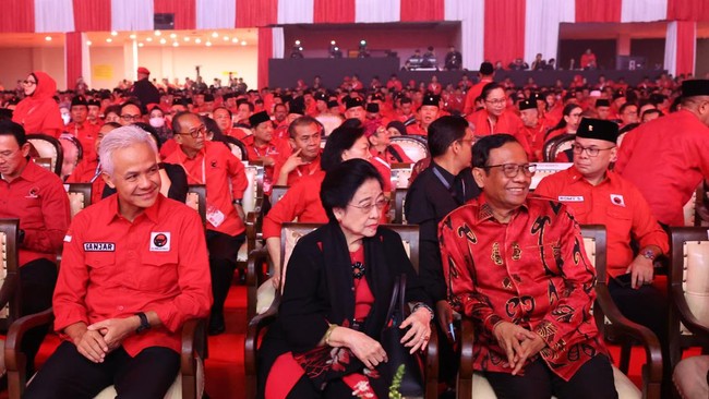 Megawati Soekarno, Mahfud MD dan Ganjar Prabowo dalam acara pembukaan Rakernas V PDI-P di Ancol, Jakarta, Jumat (24/5/2024). Foto: Metro