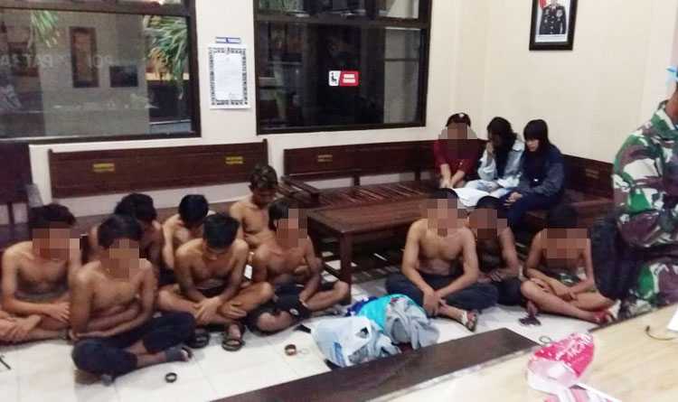 14 pemuda dan pemudi yang kedapatan kumpul-kumpul digelandang ke Mapolsek Patrang.