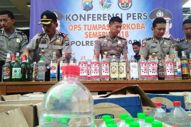 Kapolresta Sidoarjo memamerkan barang bukti hasil tangkapan selama operasi tumpas narkoba semeru 2018.