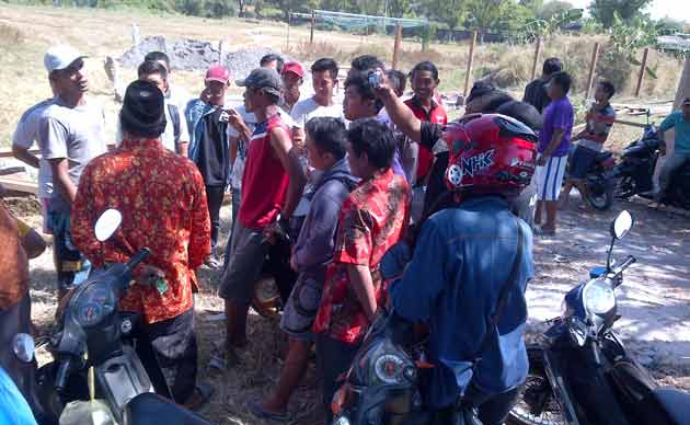  Warga Manyar ketika menghentikan pembangunan proyek PT PP JFE di Gresik. (foto: syuhud/BANGSAONLINE)