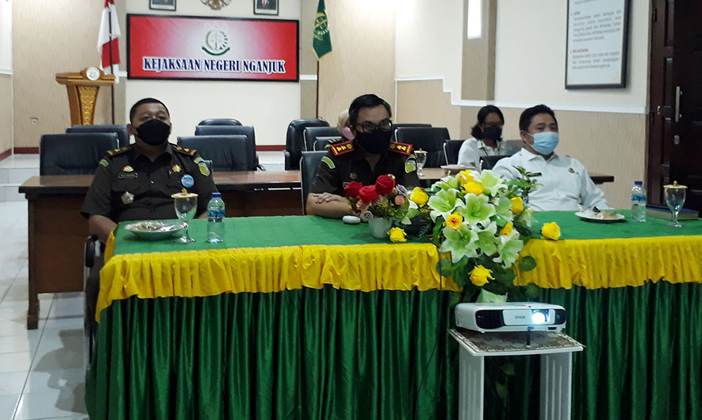 Kajari Nganjuk Nophy Tennophero Suoth didampingi Kasi Datun Boma saat vidcon in house training bersama kejaksaan negeri seluruh Indonesia.