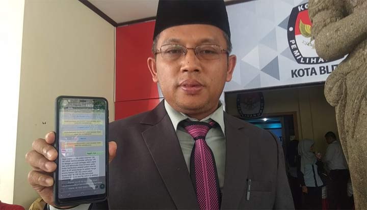 Mashudi menunjukkan akun WhatsAppnya yang tengah 