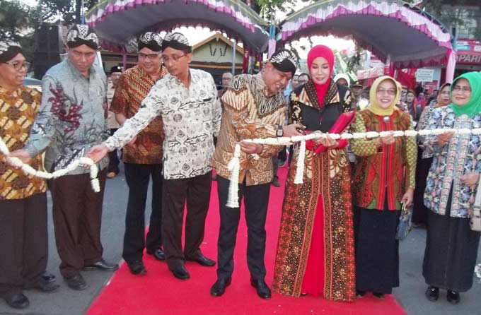 Bupati Nganjuk Drs H Taufiqurrahman menggunting pita tanda pembukaan pameran Nganjoek Tempo doeloe. foto: BAMBANG DJ/ BANGSAONLINE