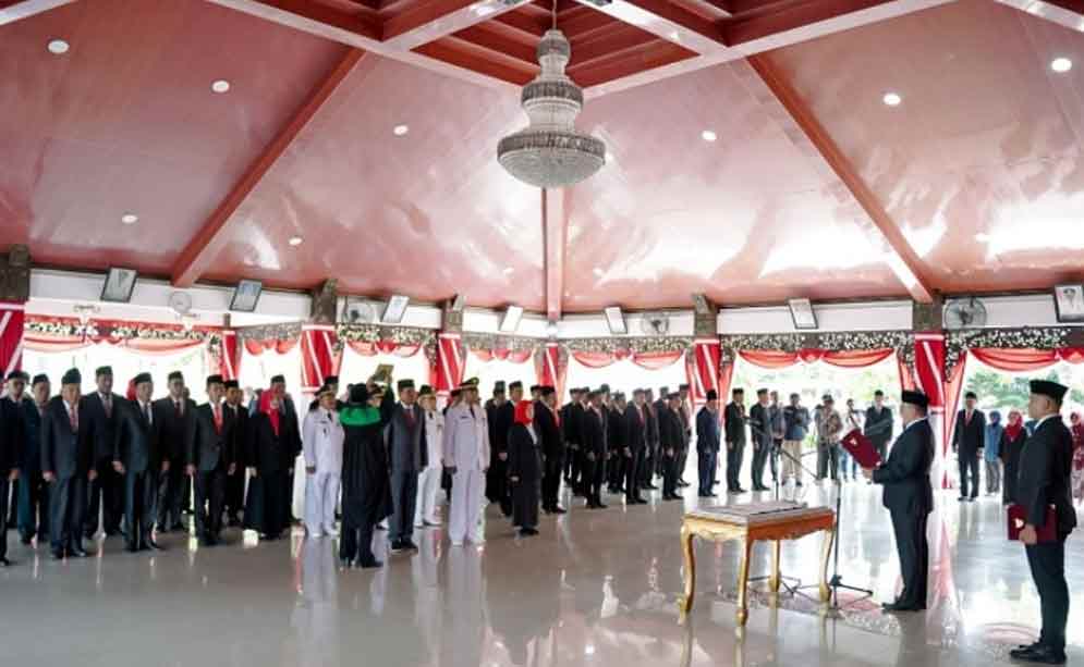 Berlangsung hikmat. Bupati Sampang, Slamet Junaidi melantik 65 pejabat di lingkungan Pemkab Sampang. 