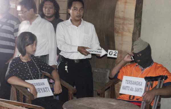 Salah satu adegan rekonstruksi yang diperagakan tersangka. foto: zaenal abidin/BANGSAONLINE