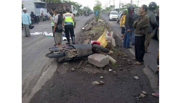 Tampak motor korban ketika hendak dievakuasi dan korban (ditutup oleh koran). Rusmiyanto/BangsaOnline