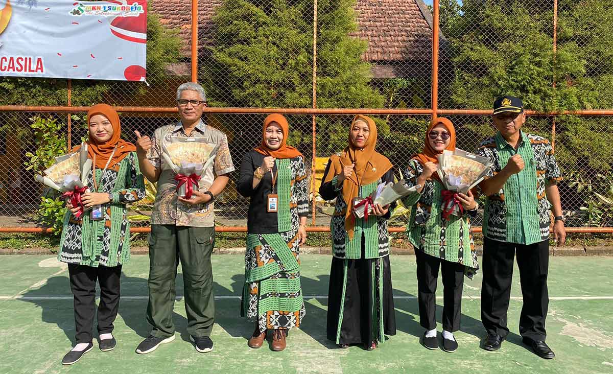 Kepala SMKN 1 Sukorejo, Nisful Laily (tengah), saat apel.