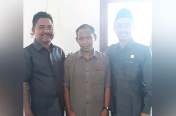 Nur Kalim (tengah) diapit Noto Utomo dan Ketua Komisi IV Khoirul Huda. foto: SYUHUD/ BANGSAONLINE