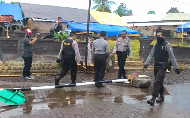 Padepokan Dimas Kanjeng Taat Pribadi saat dibongkar petugas setelah pimpinannya ditangkap.