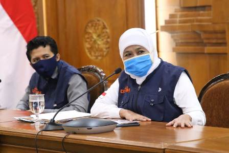Gubernur Jawa Timur Khofifah Indar Parawansa didampingi Wagub Jatim Emil Elestianto Dardak di Gedung Negara Grahadi Surabaya, Jumat (10/4/2020). foto: istimewa/ bangsaonline.com 