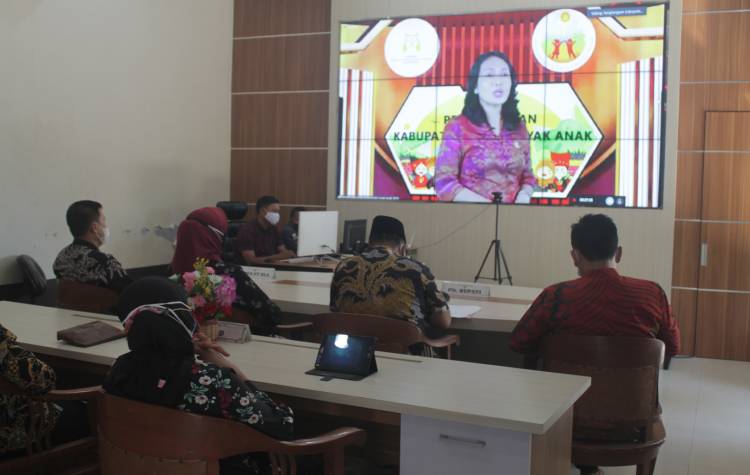 Plt. Bupati Nganjuk Marhaen Jumadi didampingi Kepala Dinas PPKB, Kepala Dinas Sosial, dan Wakil Ketua TP PKK Nganjuk mengikuti acara pemberian penghargaan anugerah KLA tahun 2021 yang diumumkan melalui webinar oleh Menteri PPPA I Gusti Ayu Bintang Darmawati. (foto: BAMBANG DJ/ BANGSAONLINE)